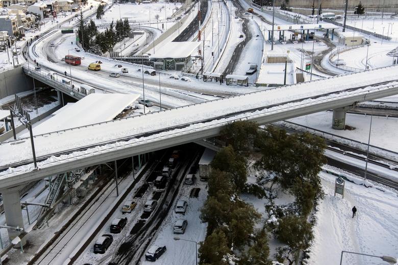 Hy Lạp hứng chịu bão tuyết bất thường làm tê liệt các hoạt động - Ảnh 2.