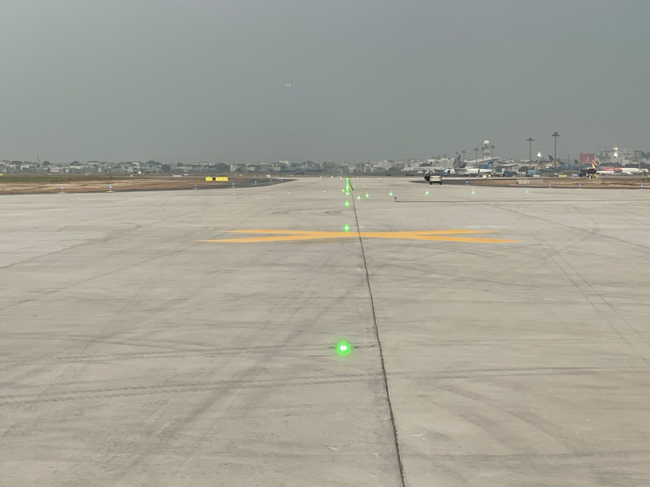 Tái diễn việc chiếu đèn laser vào buồng lái máy bay tại Tân Sơn Nhất- Ảnh 1.