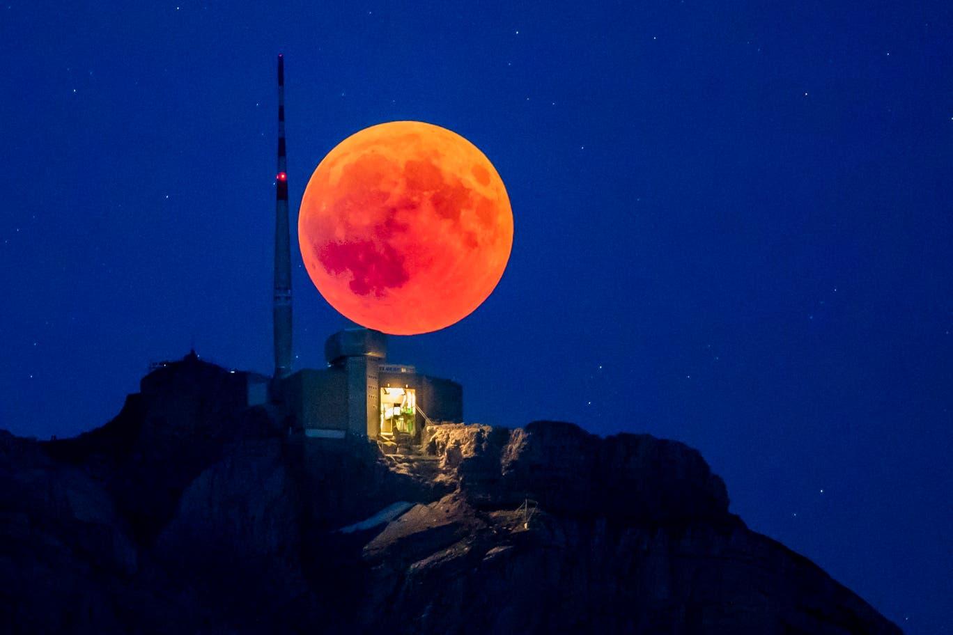 Siêu trăng máu tỏa sáng huyền ảo nhiều người đam mê săn được khoảnh  khắc lung linh