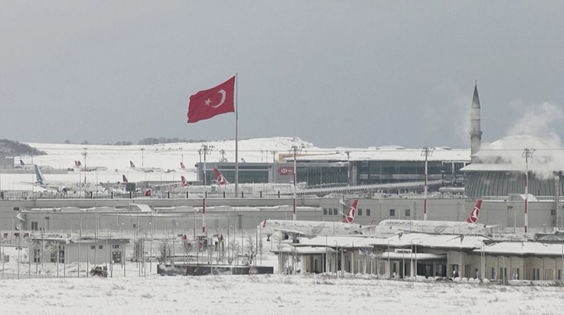Khách du lịch lại “mắc kẹt” tại sân bay vì bão tuyết &quot;càn quét&quot; Thổ Nhĩ Kỳ và Hy Lạp - Ảnh 7.