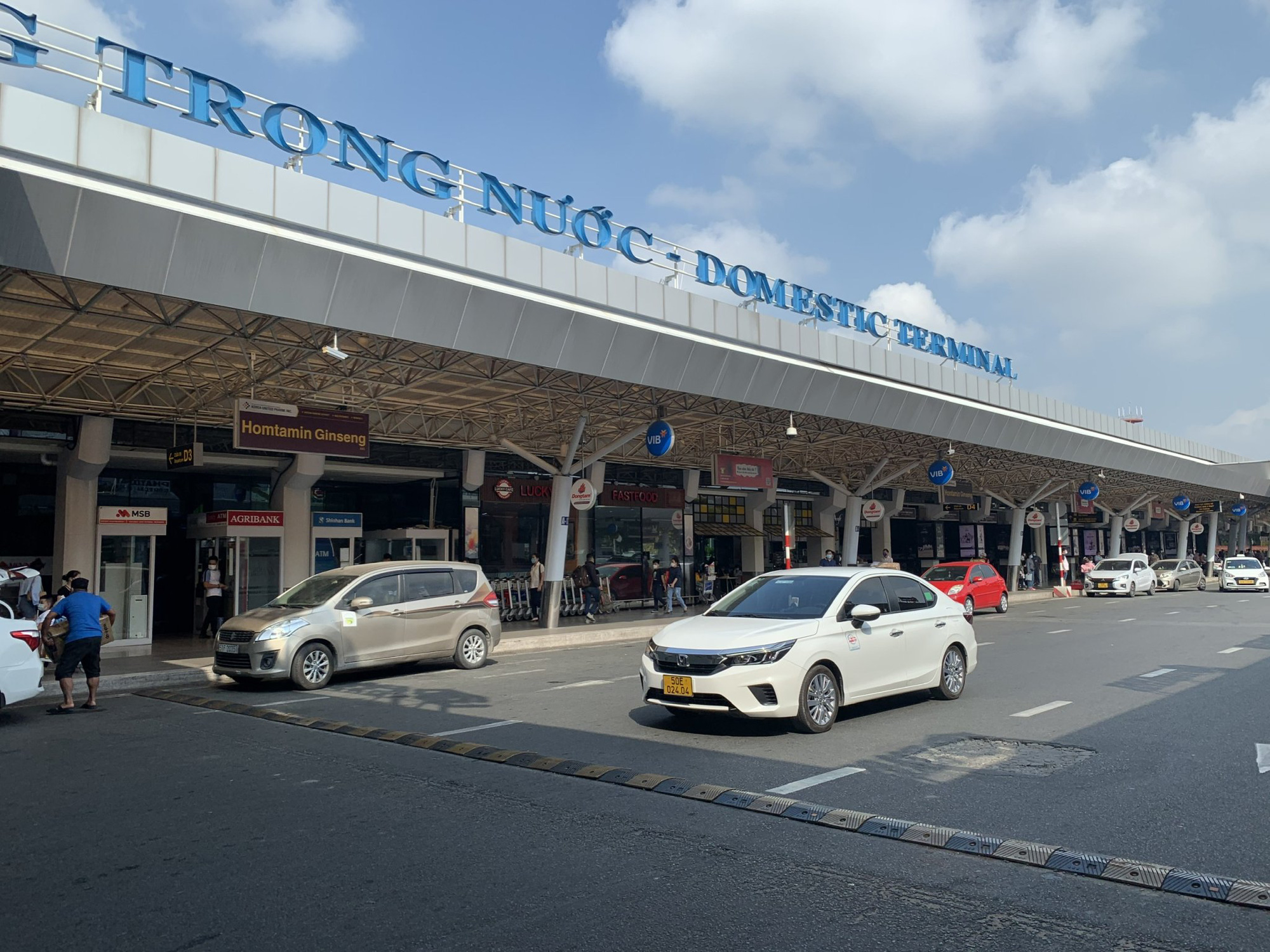 Nhiều chuyến bay tại sân bay Tân Sơn Nhất bị chuyển hướng vì thời tiết xấu- Ảnh 1.