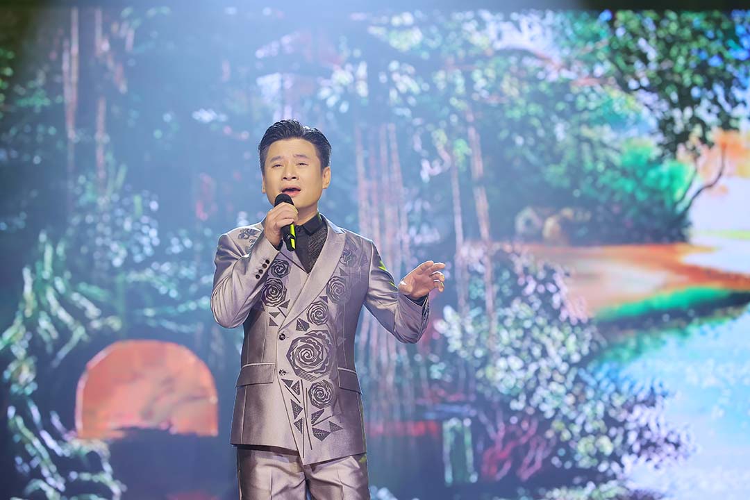 Tấn Minh hát nhạc Phú Quang khiến nhiều khán giả &quot;nổi da gà&quot; - Ảnh 1.