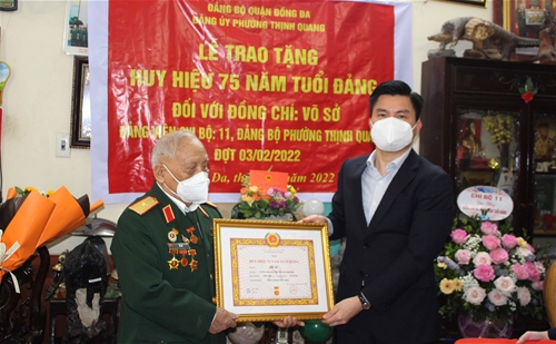 Thiếu tướng Võ Sở, Chủ tịch Hội Trường Sơn Việt Nam nhận Huy hiệu cao quý của Đảng - Ảnh 1.