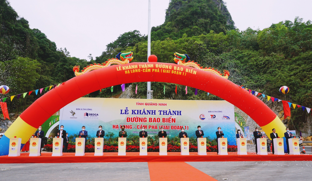 Thủ tướng Phạm Minh Chính cắt băng khánh thành 2 công trình giao thông trọng điểm ở Quảng Ninh  - Ảnh 2.