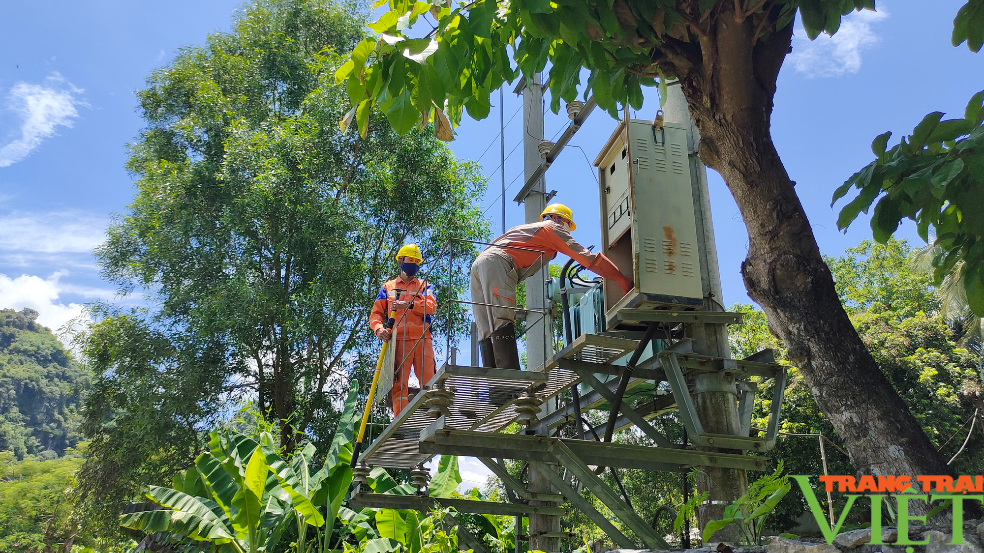 Công ty điện lực Hoà Bình: Nâng cao chất lượng cung ứng điện cho khách hàng - Ảnh 3.