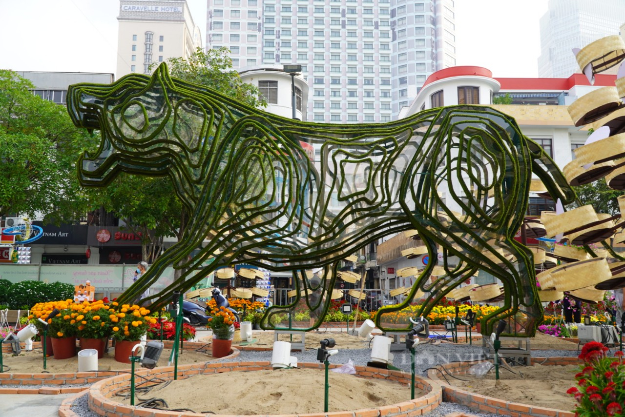Cận cảnh cặp tượng hổ cao 3m, dài 7m trình diện đường hoa Nguyễn Huệ - Ảnh 4.