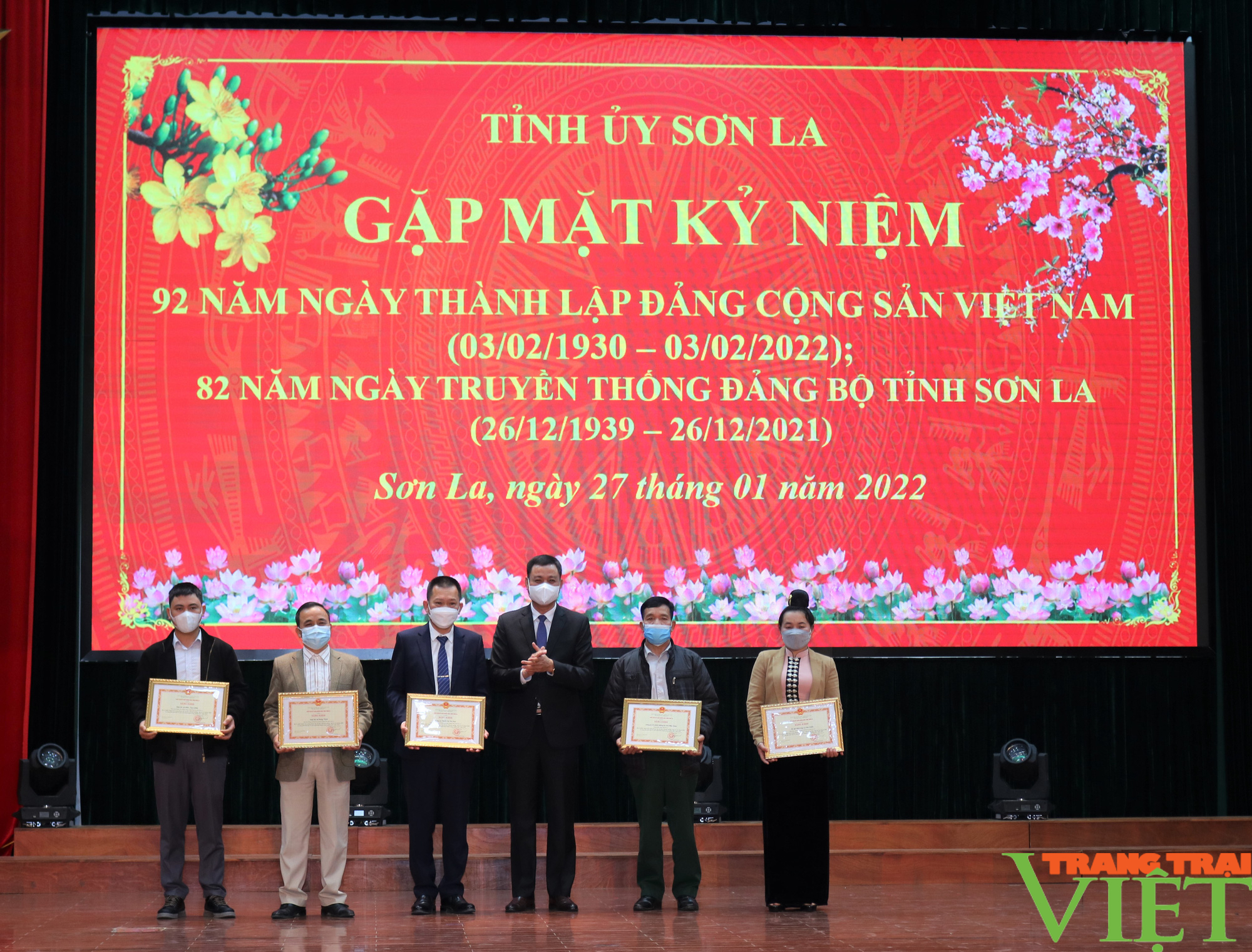Sơn La: Gặp mặt kỷ niệm 92 năm thành lập Đảng Cộng sản Việt Nam và 82 năm Ngày truyền thống Đảng bộ tỉnh - Ảnh 9.