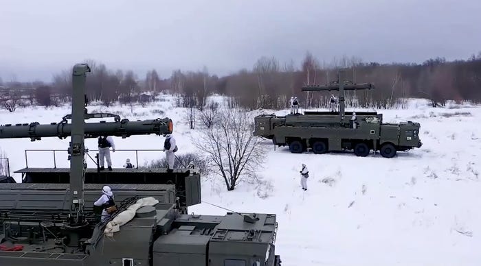 Quân khu phía Tây của Nga tung video 'khai hỏa' dọa Ukraine 'khiếp sợ' - Ảnh 4.