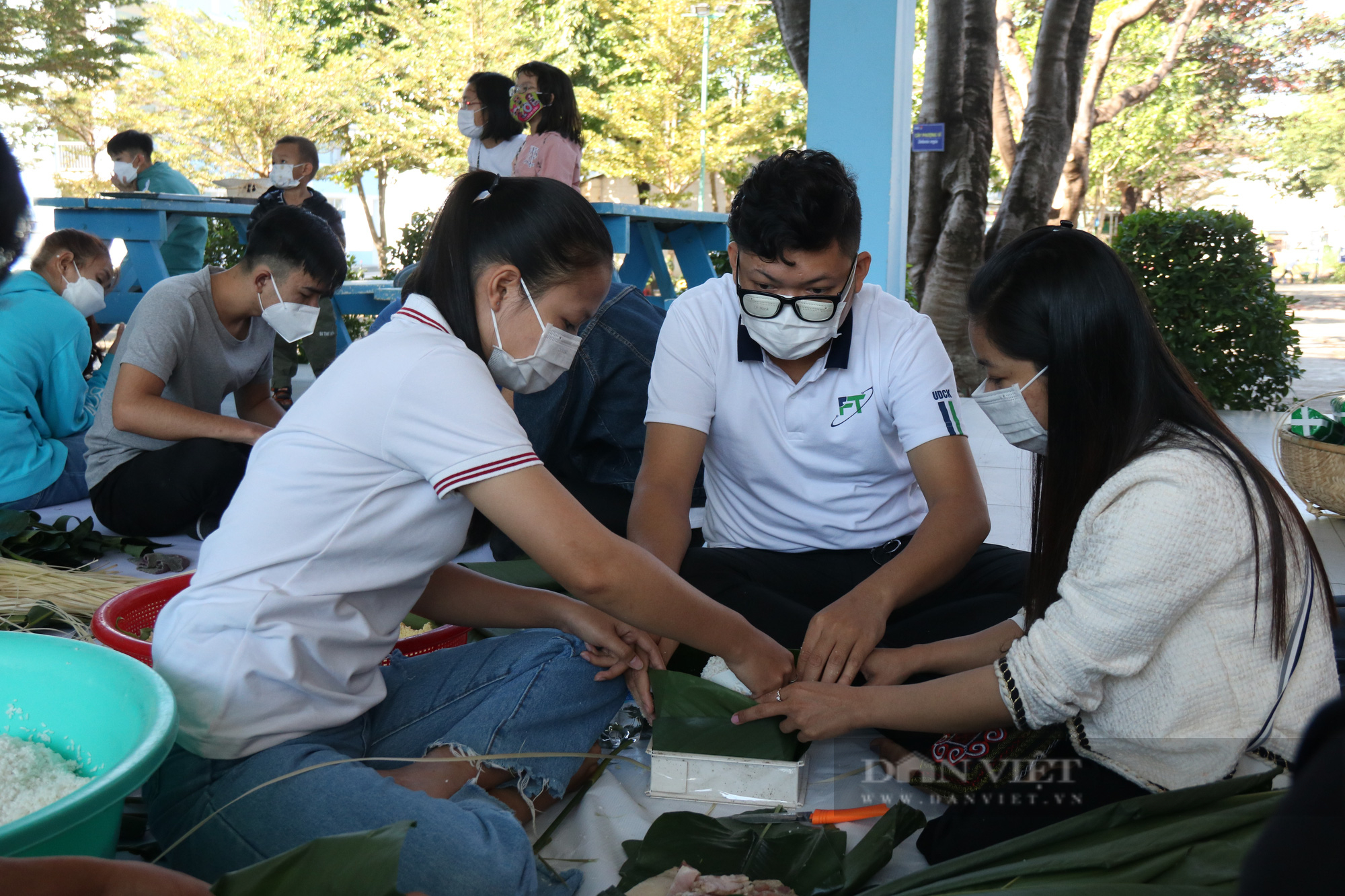 Lưu học sinh Lào, Campuchia trổ tài gói bánh chưng, háo hức đón Tết Việt lần thứ hai - Ảnh 2.