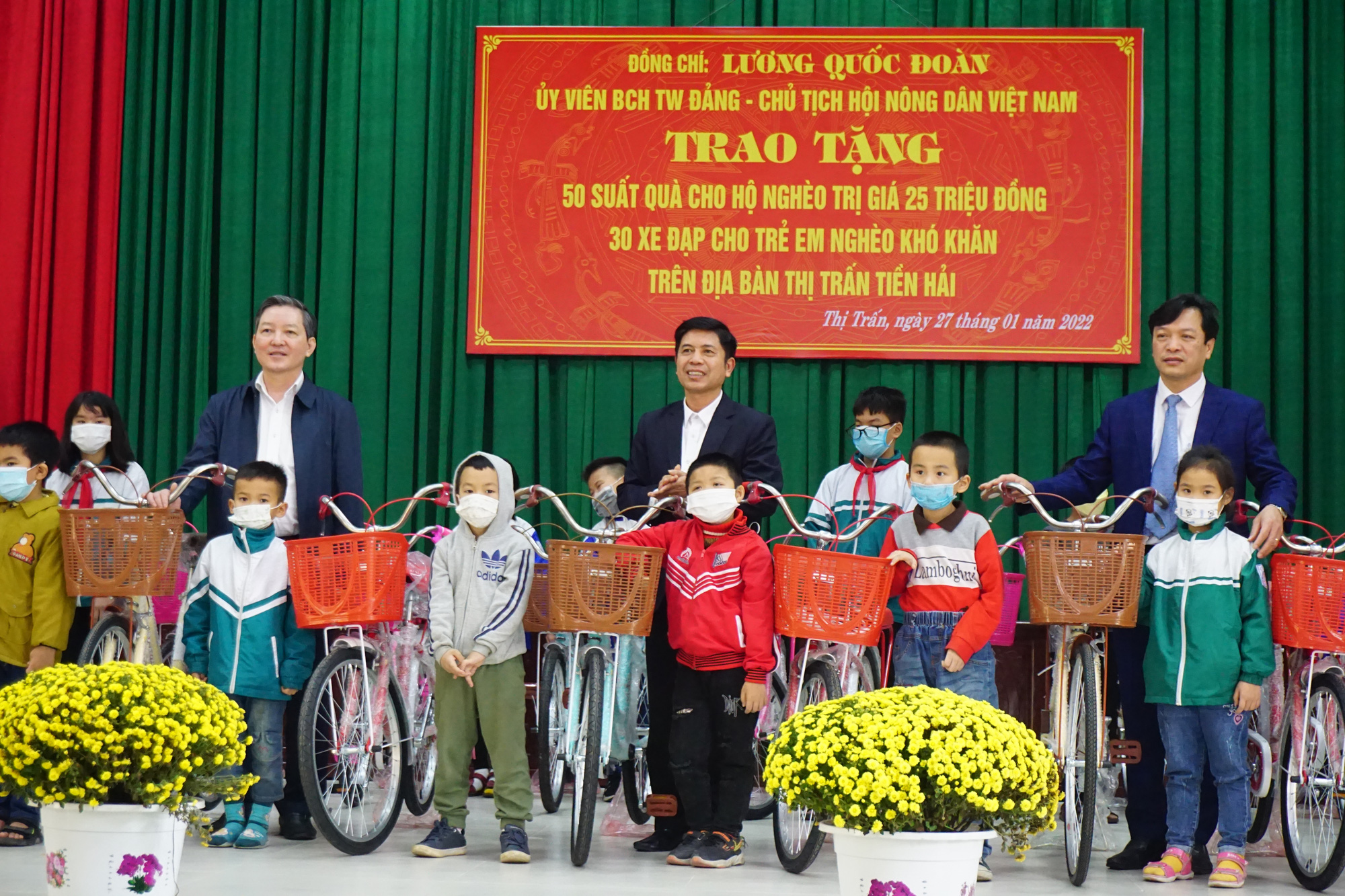 Chủ tịch Trung ương Hội NDVN Lương Quốc Đoàn tặng quà Tết người nghèo tại Tiền Hải, Thái Bình - Ảnh 1.