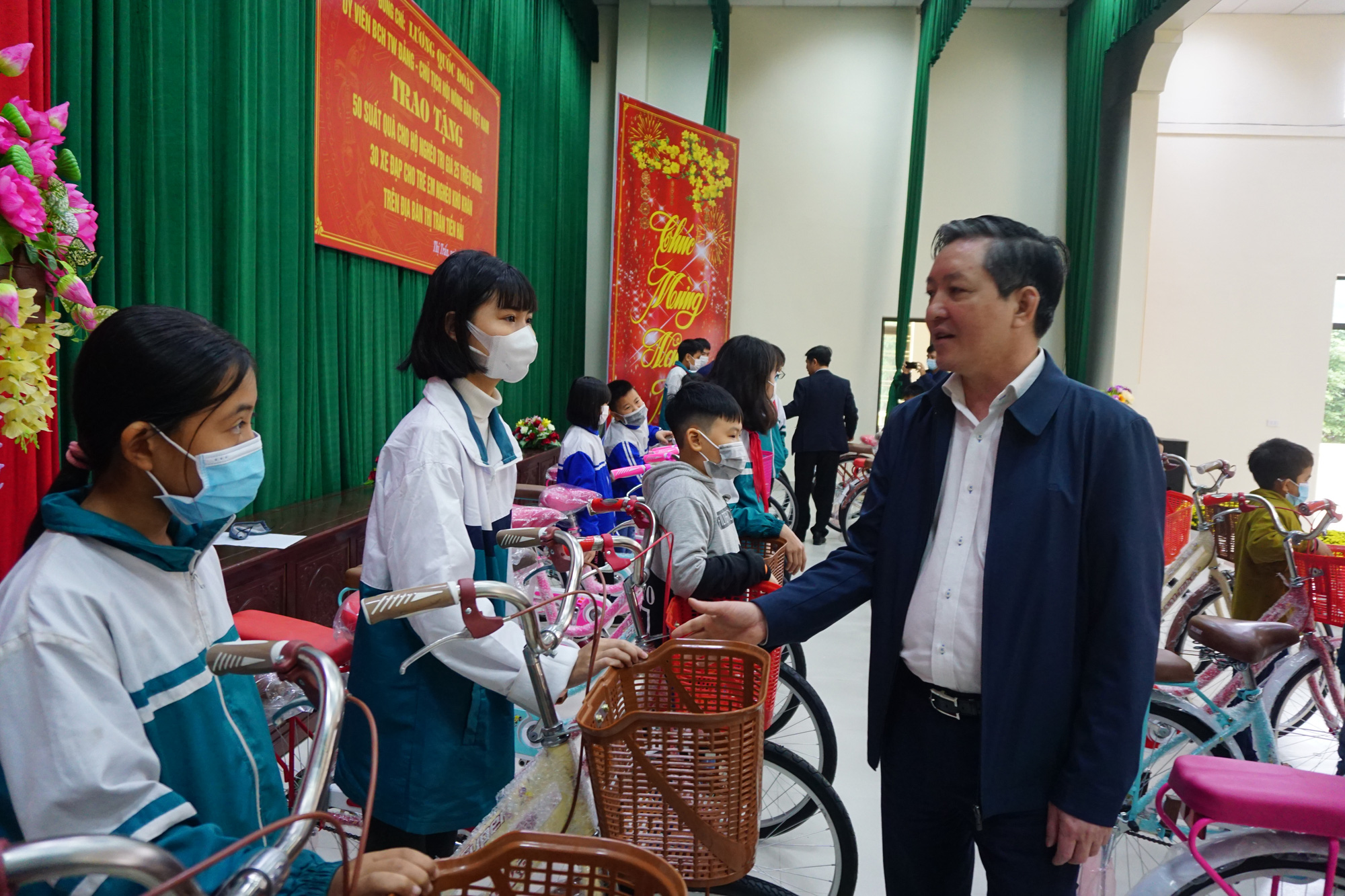 Chủ tịch Trung ương Hội NDVN Lương Quốc Đoàn tặng quà Tết người nghèo tại Tiền Hải, Thái Bình - Ảnh 3.