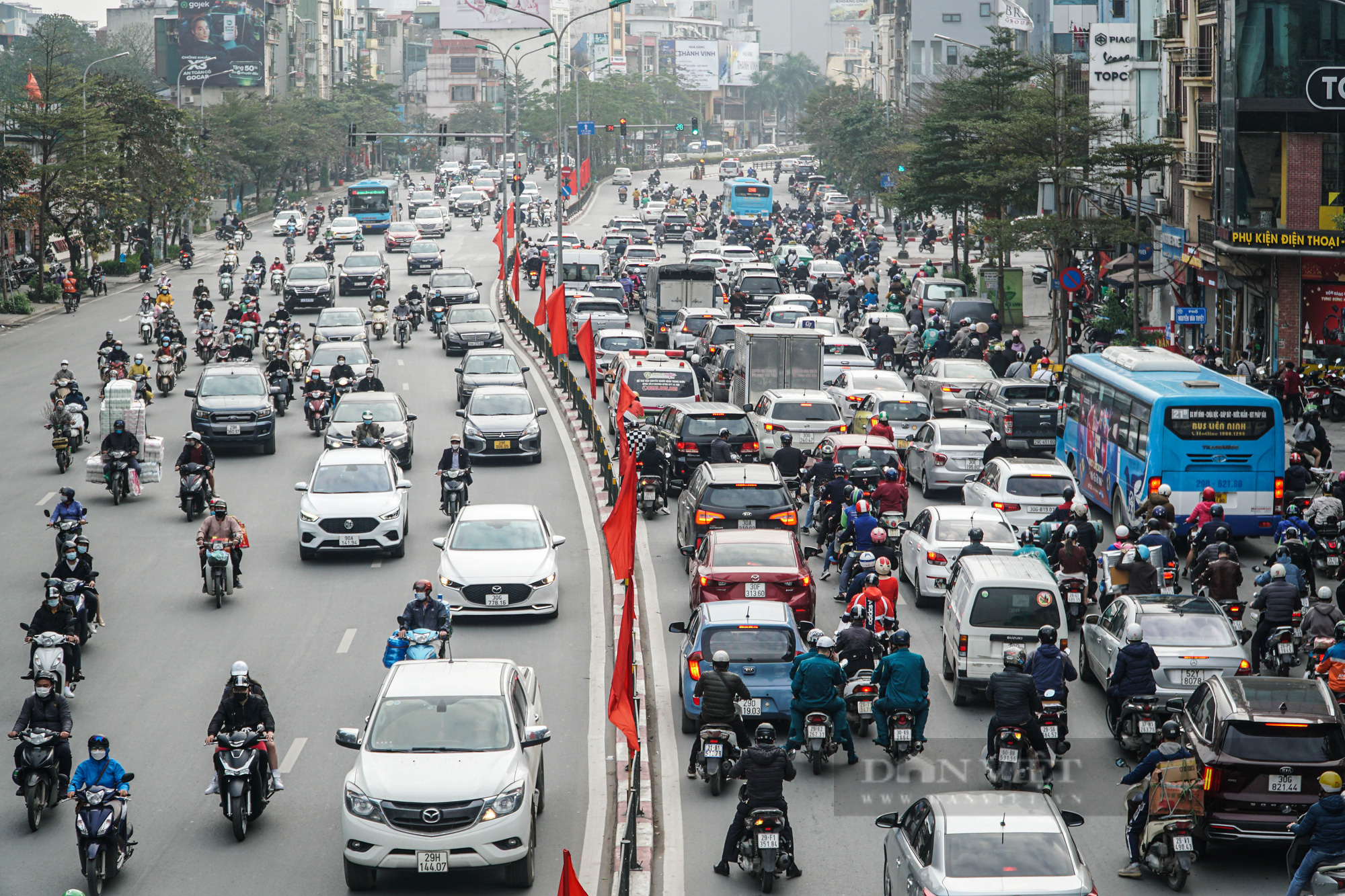 Nhiều tuyến đường Hà Nội đông nghẹt thở dịp cận Tết Nguyên đán 2022 - Ảnh 7.