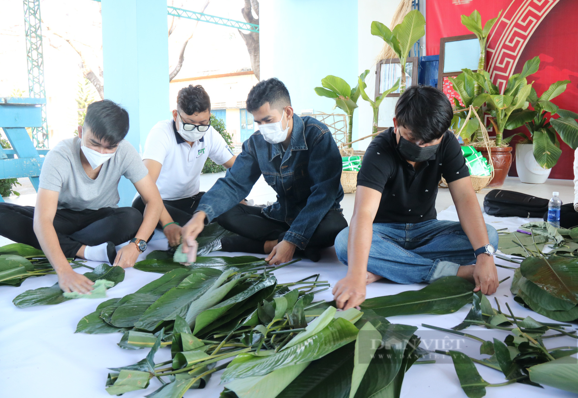 Lưu học sinh Lào, Campuchia trổ tài gói bánh chưng, háo hức đón Tết Việt lần thứ hai - Ảnh 5.