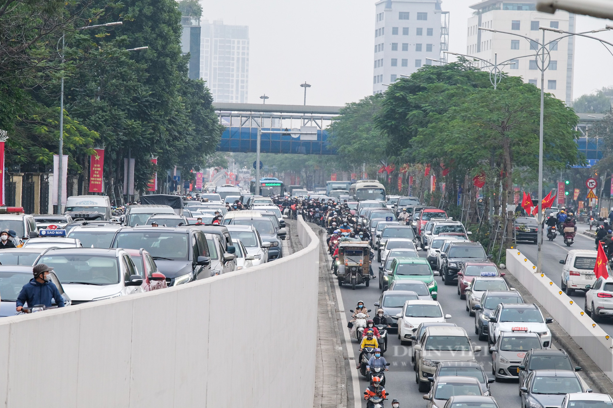 Nhiều tuyến đường Hà Nội đông nghẹt thở dịp cận Tết Nguyên đán 2022 - Ảnh 1.