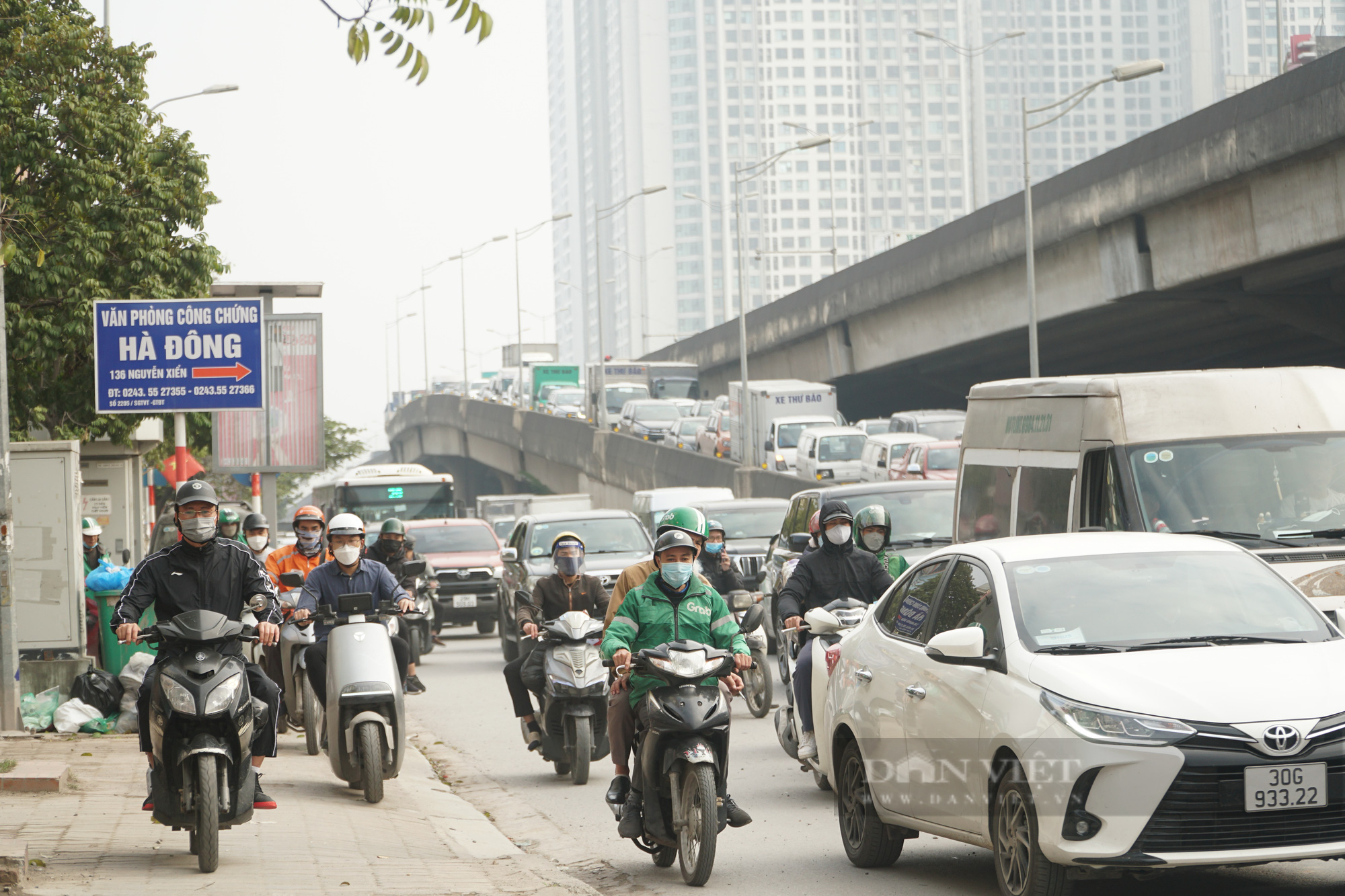 Nhiều tuyến đường Hà Nội đông nghẹt thở dịp cận Tết Nguyên đán 2022 - Ảnh 5.