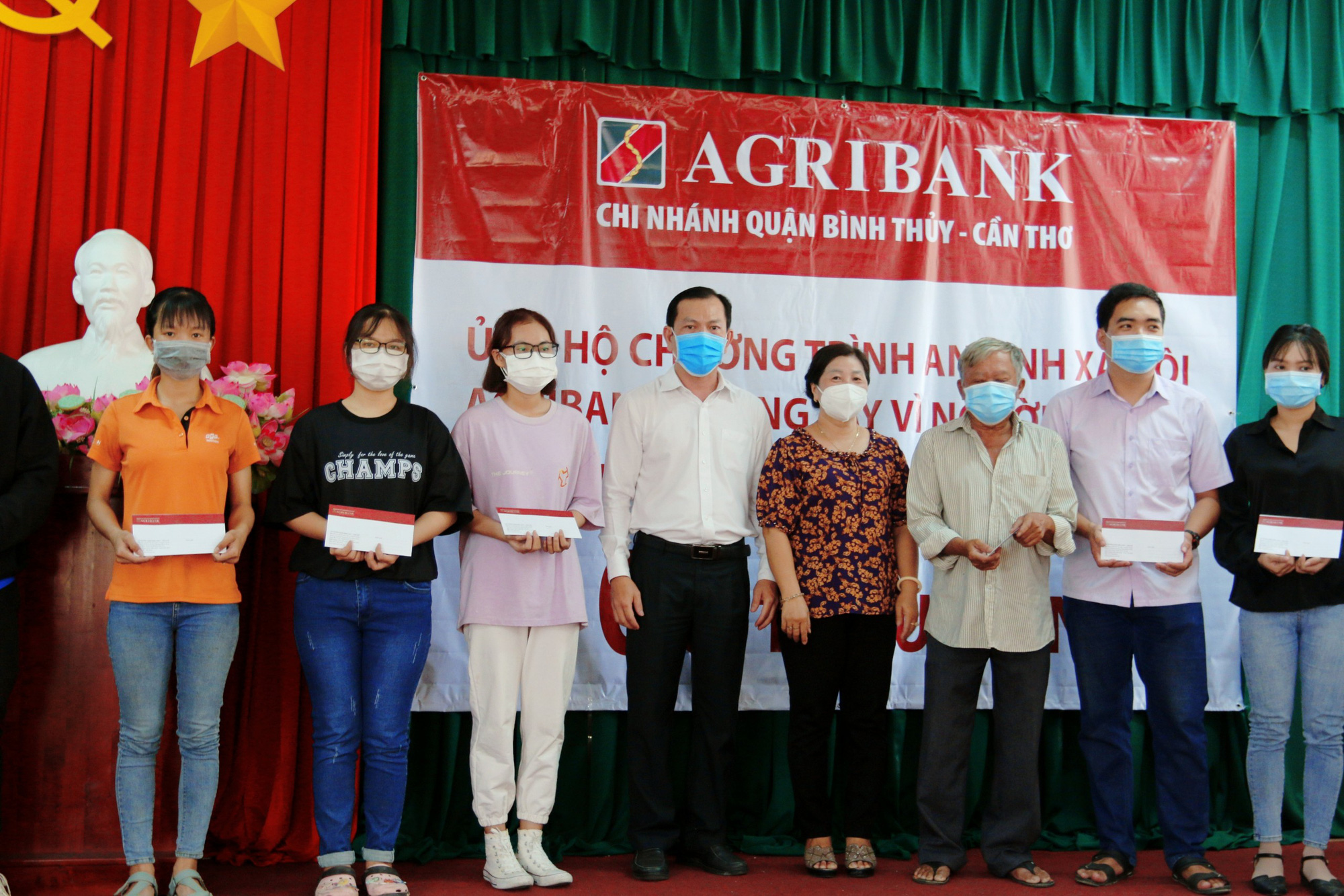 Agribank chi nhánh Cần Thơ II trao 725 phần quà cho hộ gia đình chính sách, hộ nghèo trên địa bàn TP Cần Thơ - Ảnh 8.