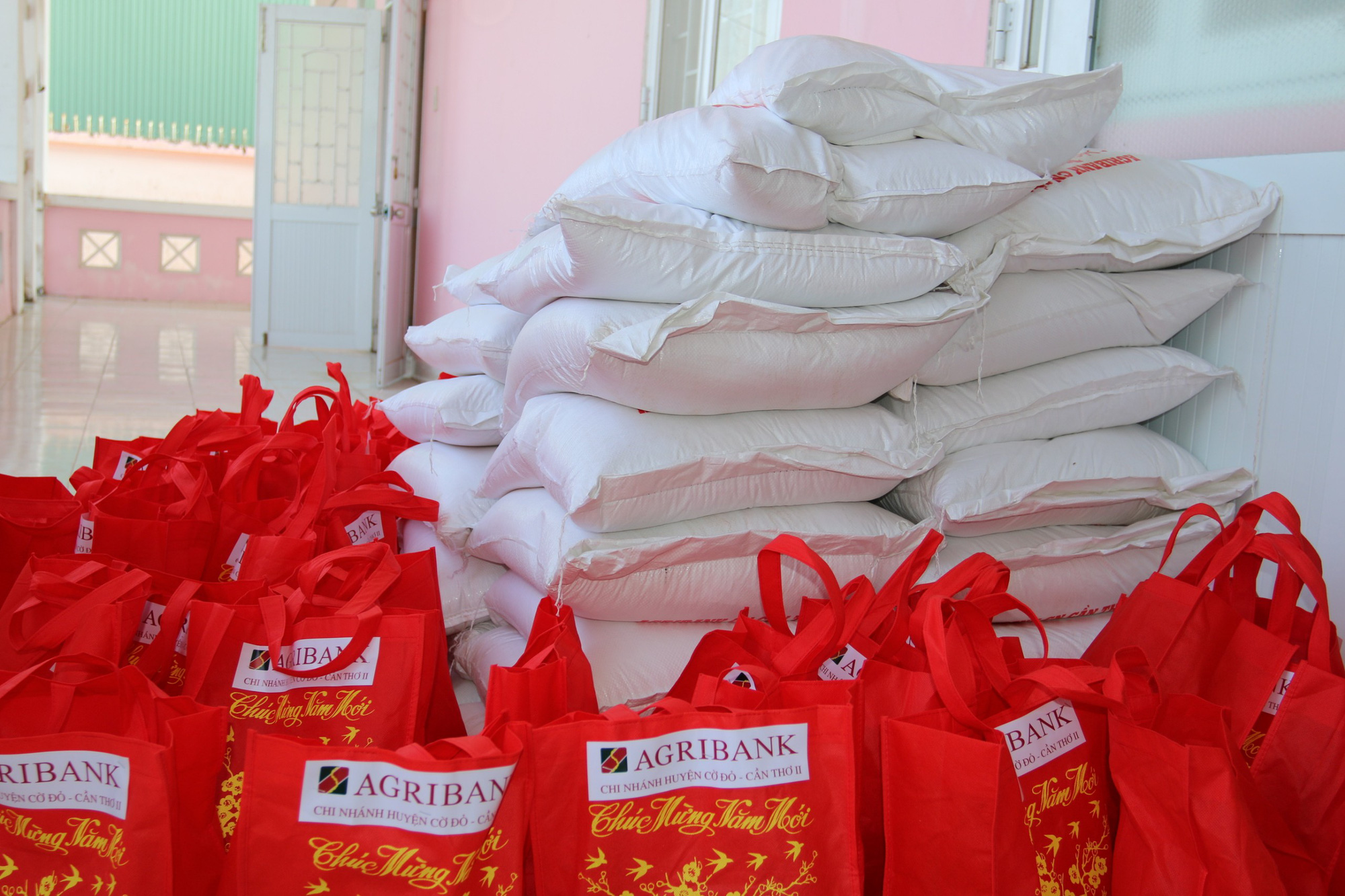 Agribank chi nhánh Cần Thơ II trao 725 phần quà cho hộ gia đình chính sách, hộ nghèo trên địa bàn TP Cần Thơ - Ảnh 15.