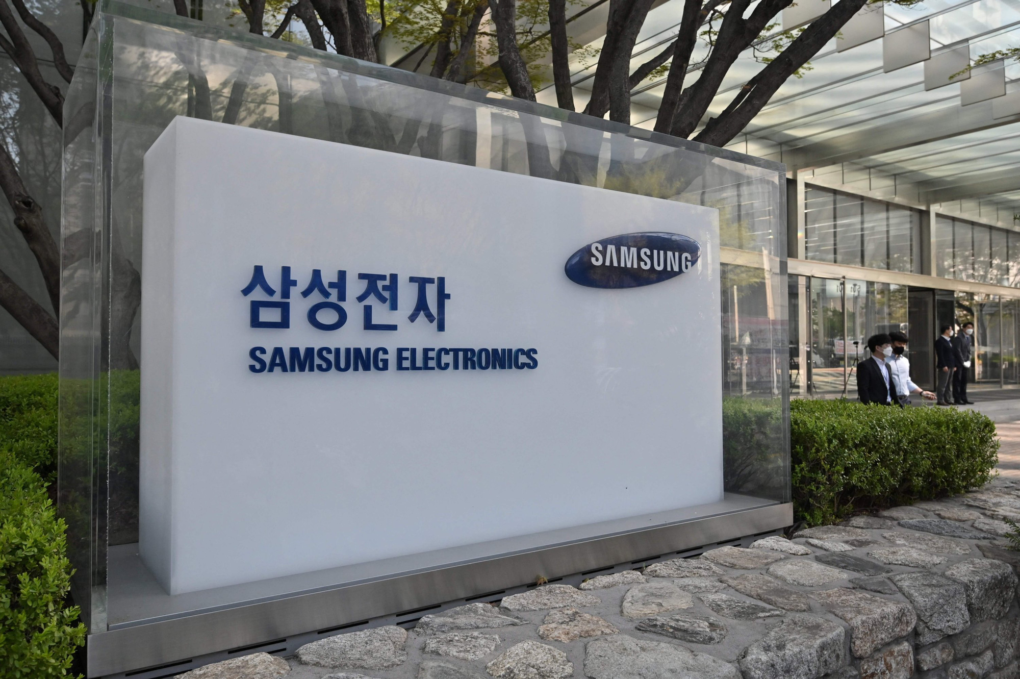 Ông lớn Samsung Electronics đạt doanh thu kỷ lục năm tài chính 2021, sẽ đẩy mạnh sản phẩm điện thoại màn gập và màn hình QD trong năm nay - Ảnh 1.
