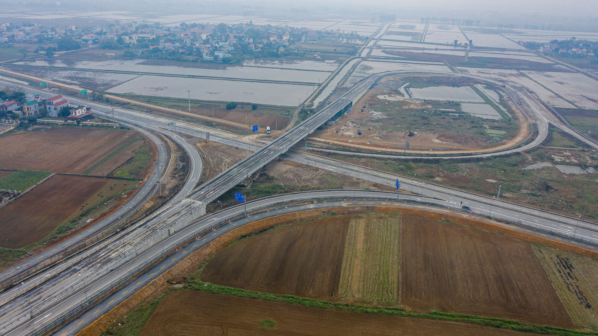 Hôm nay: Cao tốc Cao Bồ - Mai Sơn thông xe phục vụ đi lại dịp Tết Nguyên đán 2022 - Ảnh 1.