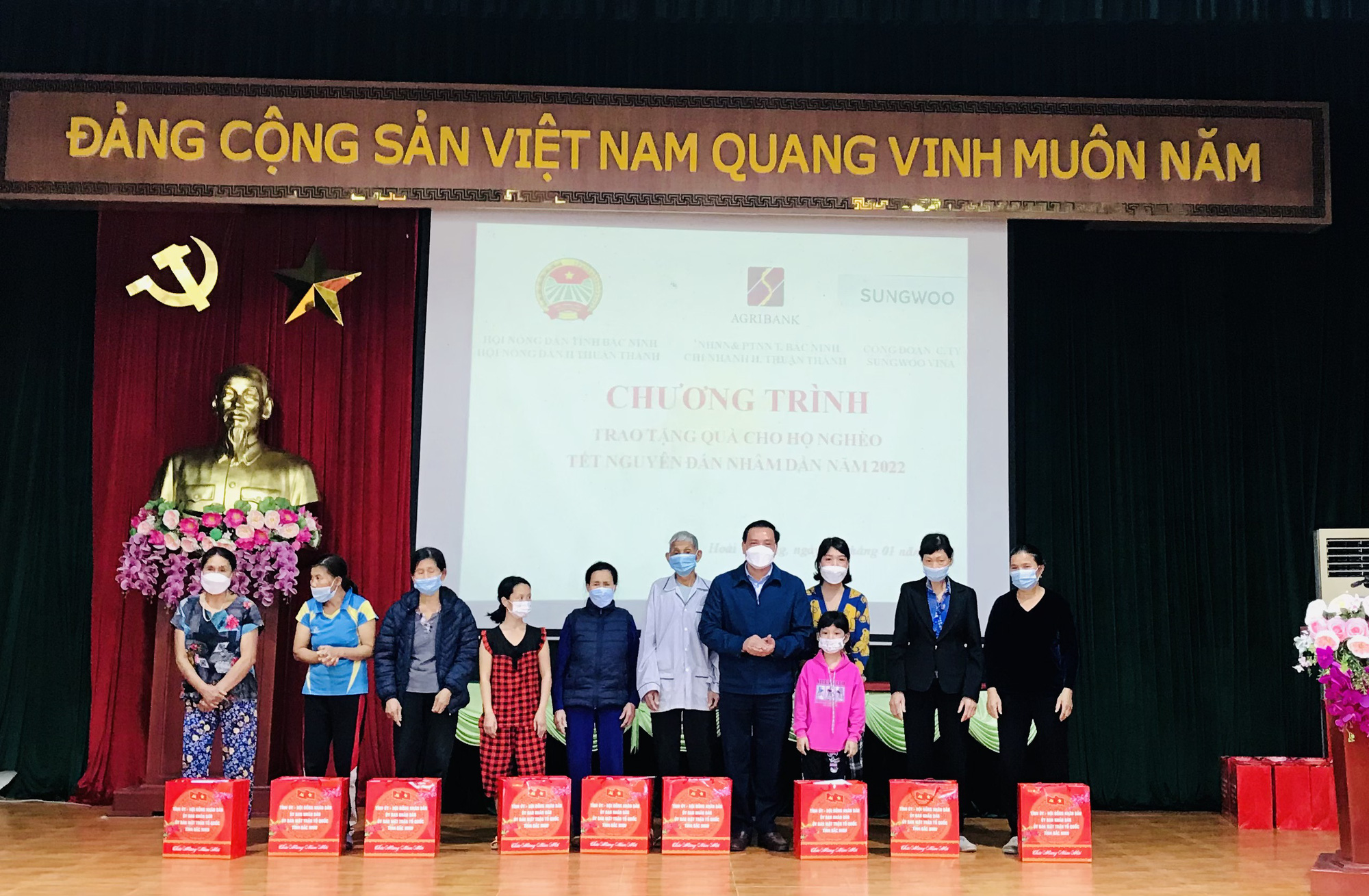 Bắc Ninh: Hội Nông dân tặng hơn 3.000 suất quà Tết cho hộ nghèo, công nhân trọ không về quê ăn Tết - Ảnh 1.