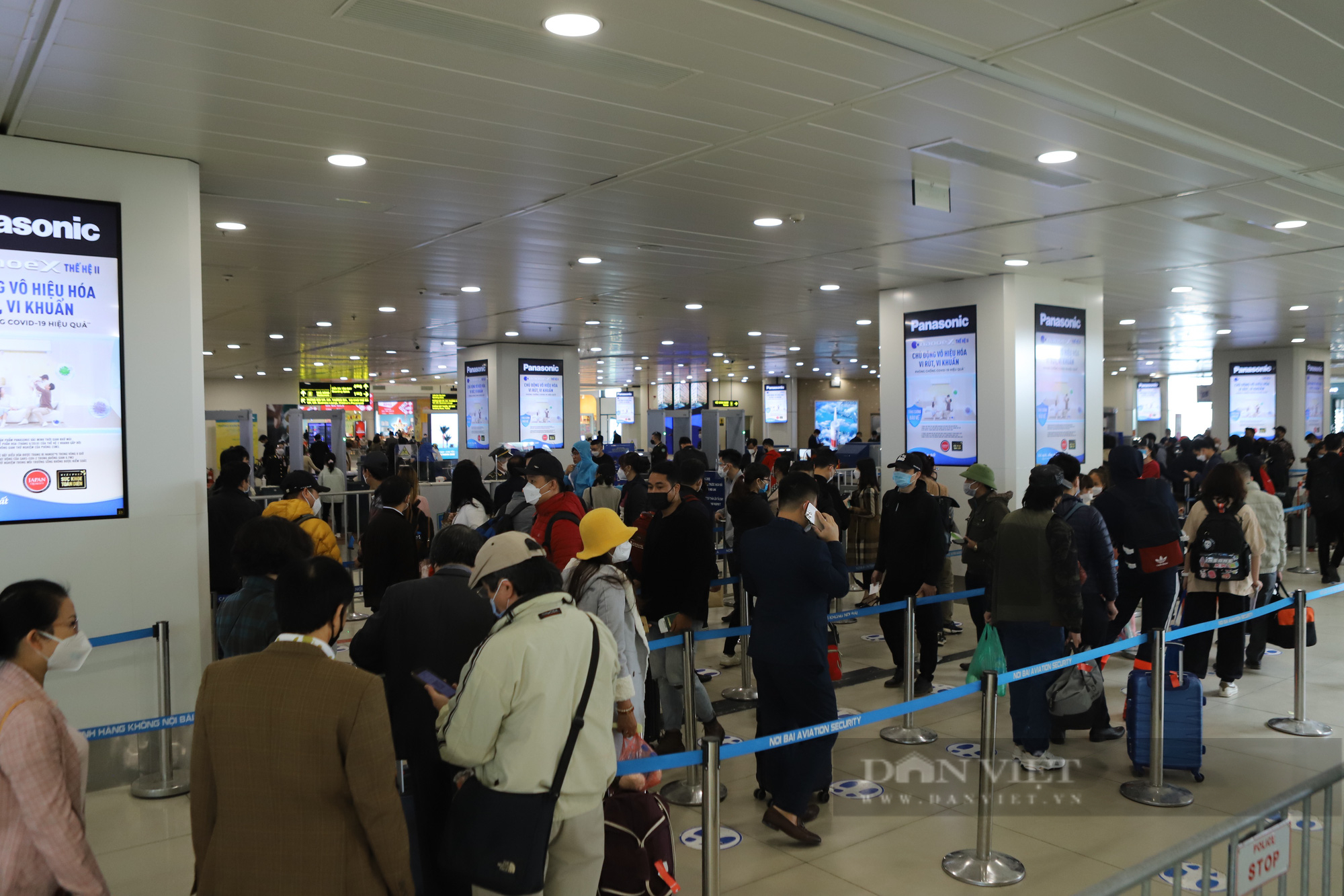 Sân bay Nội Bài đông đúc, khách mua vé máy bay giá rẻ &quot;bay trước trả sau&quot; bằng cách nào? - Ảnh 3.