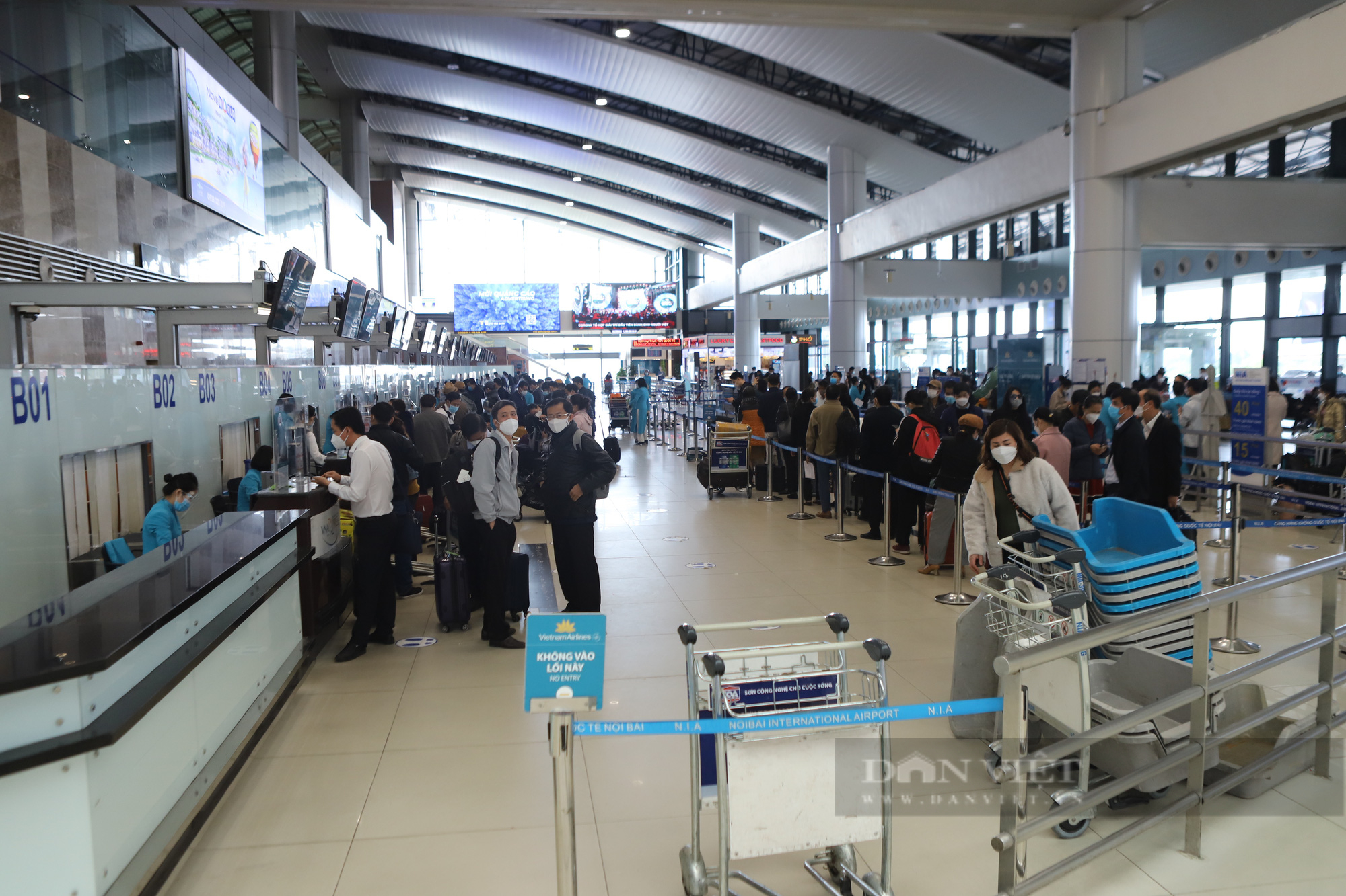 Sân bay Nội Bài đông đúc, khách mua vé máy bay giá rẻ &quot;bay trước trả sau&quot; bằng cách nào? - Ảnh 2.