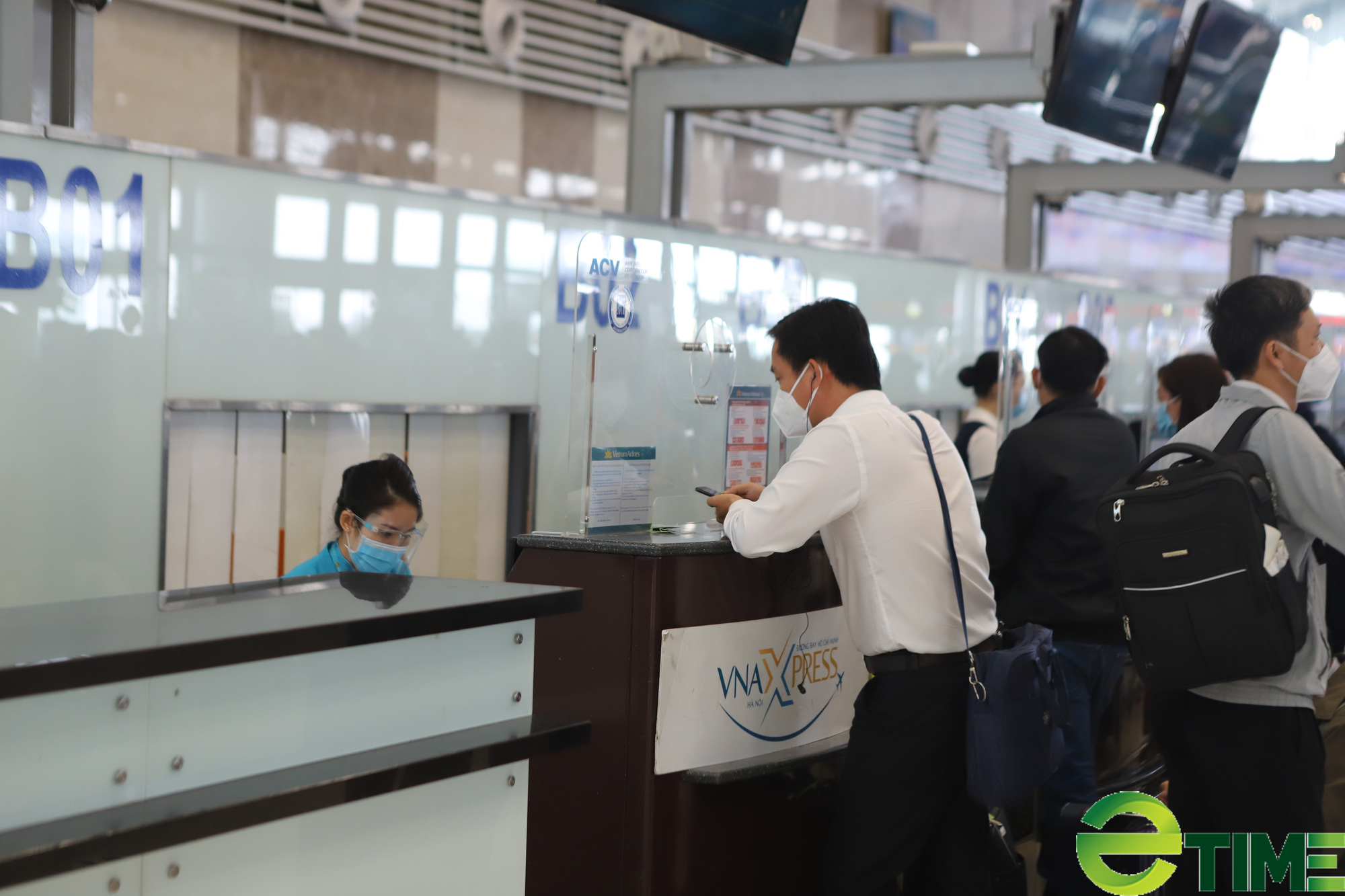 Khuyến cáo hành khách khai báo y tế điện tử trước khi lên sân bay - Ảnh 1.