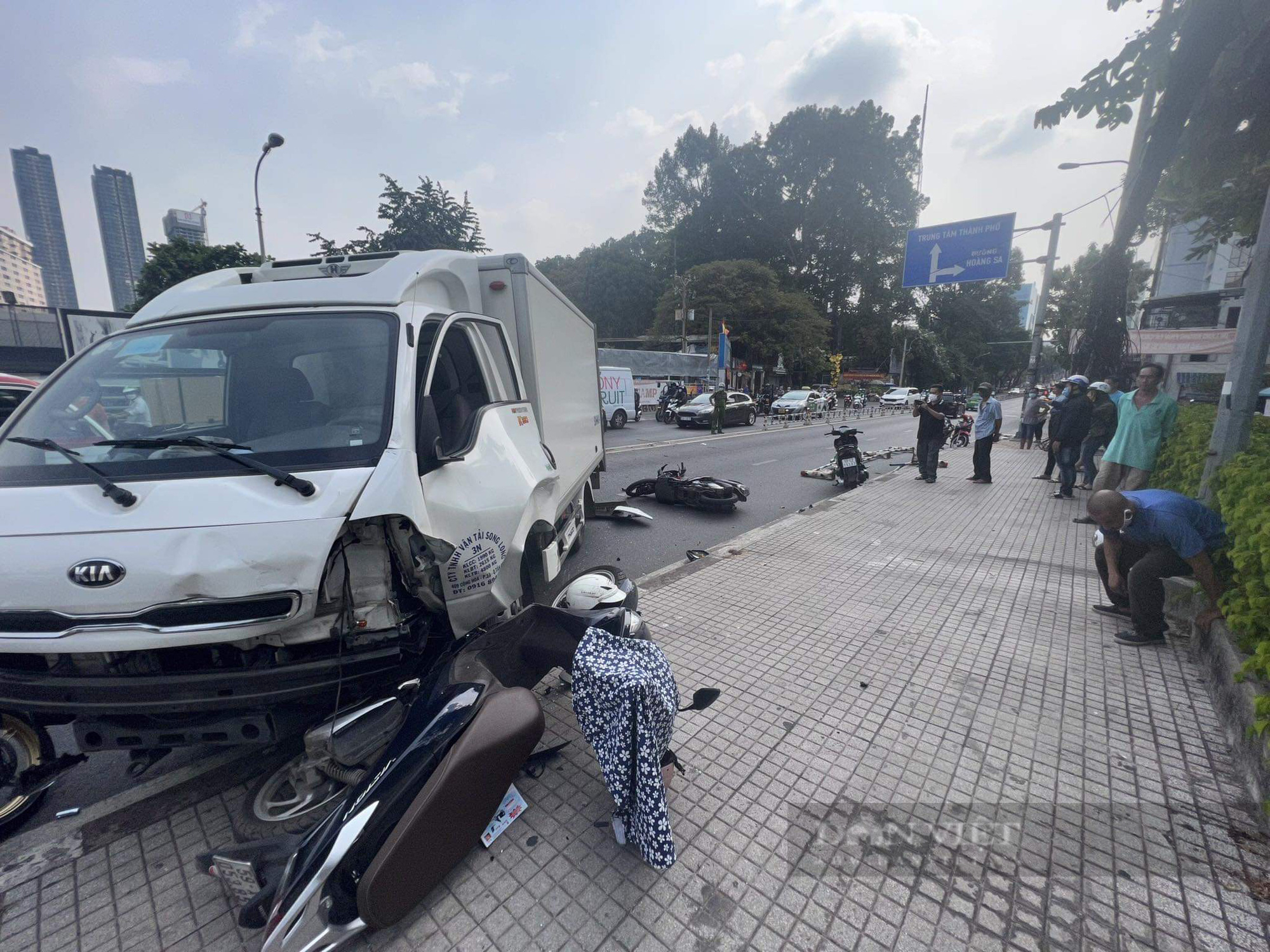  TP.HCM: Tai nạn liên hoàn trên cầu Thị Nghè khiến nhiều người bị thương - Ảnh 2.