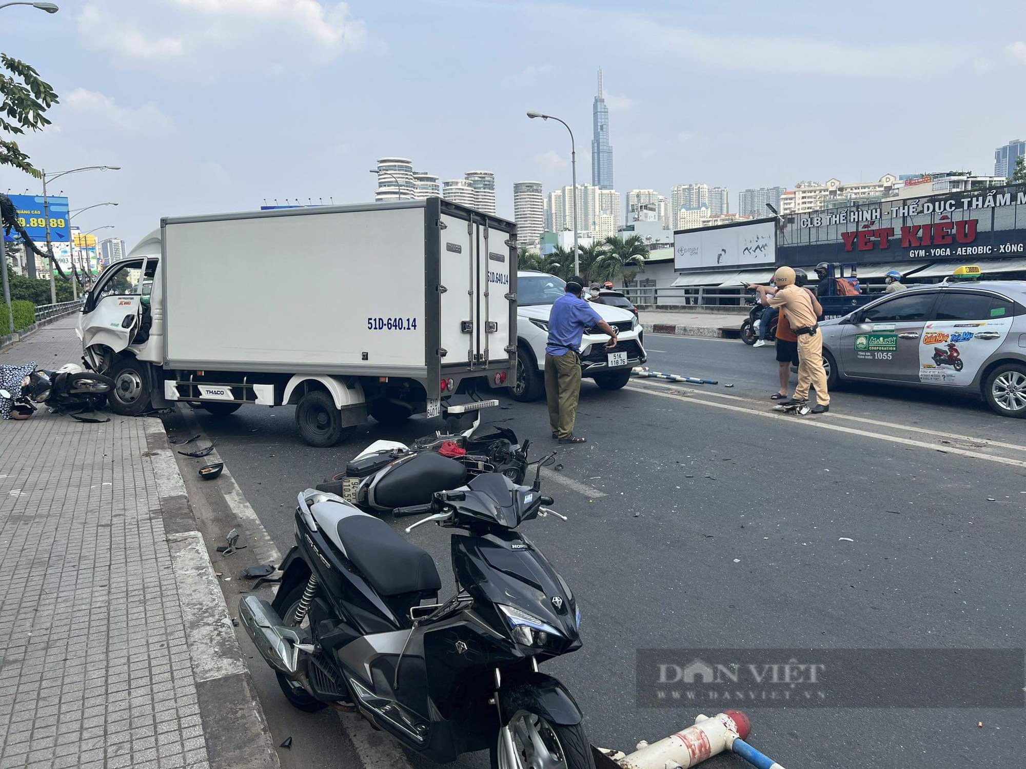  TP.HCM: Tai nạn liên hoàn trên cầu Thị Nghè khiến nhiều người bị thương - Ảnh 1.