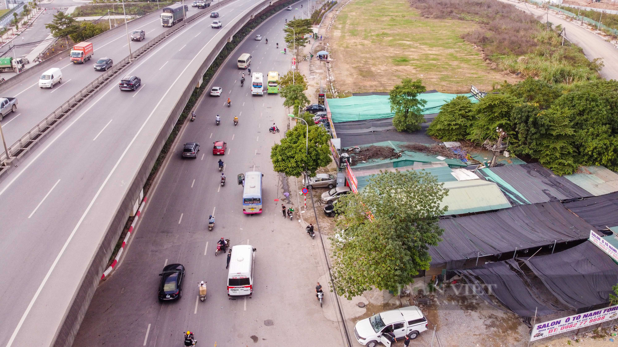 Bùng phát xe &quot;chạy rùa bò&quot;, lập bến cóc ngay trên đường phố Hà Nội dịp cận Tết  - Ảnh 1.