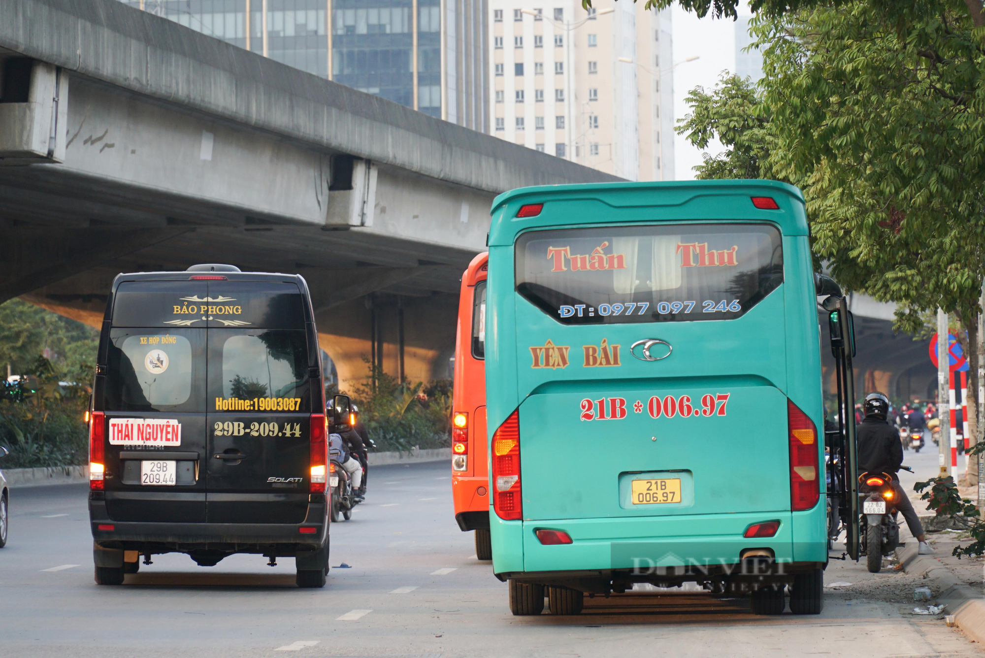 Bùng phát xe &quot;chạy rùa bò&quot;, lập bến cóc ngay trên đường phố Hà Nội dịp cận Tết  - Ảnh 10.