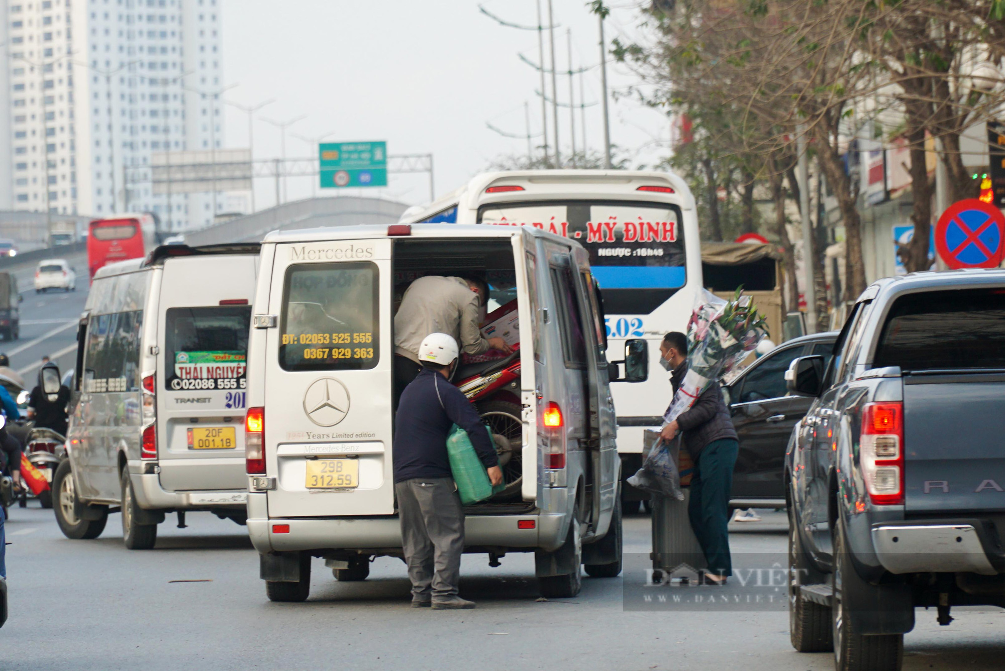 Bùng phát xe &quot;chạy rùa bò&quot;, lập bến cóc ngay trên đường phố Hà Nội dịp cận Tết  - Ảnh 8.