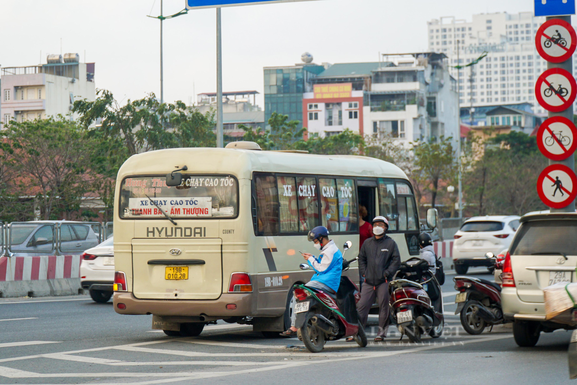 Bùng phát xe &quot;chạy rùa bò&quot;, lập bến cóc ngay trên đường phố Hà Nội dịp cận Tết  - Ảnh 6.
