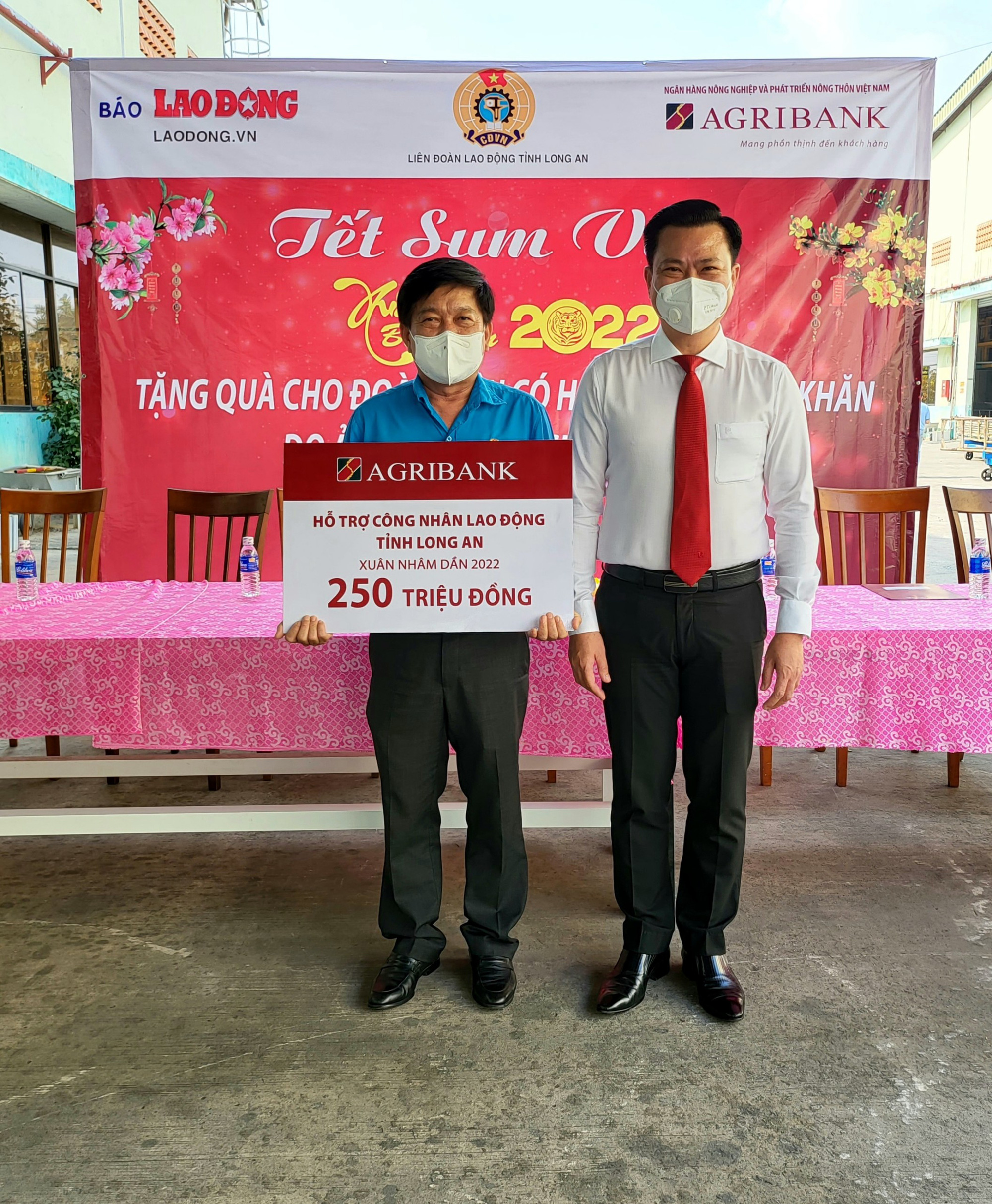 Agribank Chi nhánh tỉnh Long An tổ chức "Tết sum vầy – Xuân bình an 2022" - Ảnh 1. Agribank Chi nhánh tỉnh Long An tổ chức "Tết sum vầy – Xuân bình an 2022" - Ảnh 1.