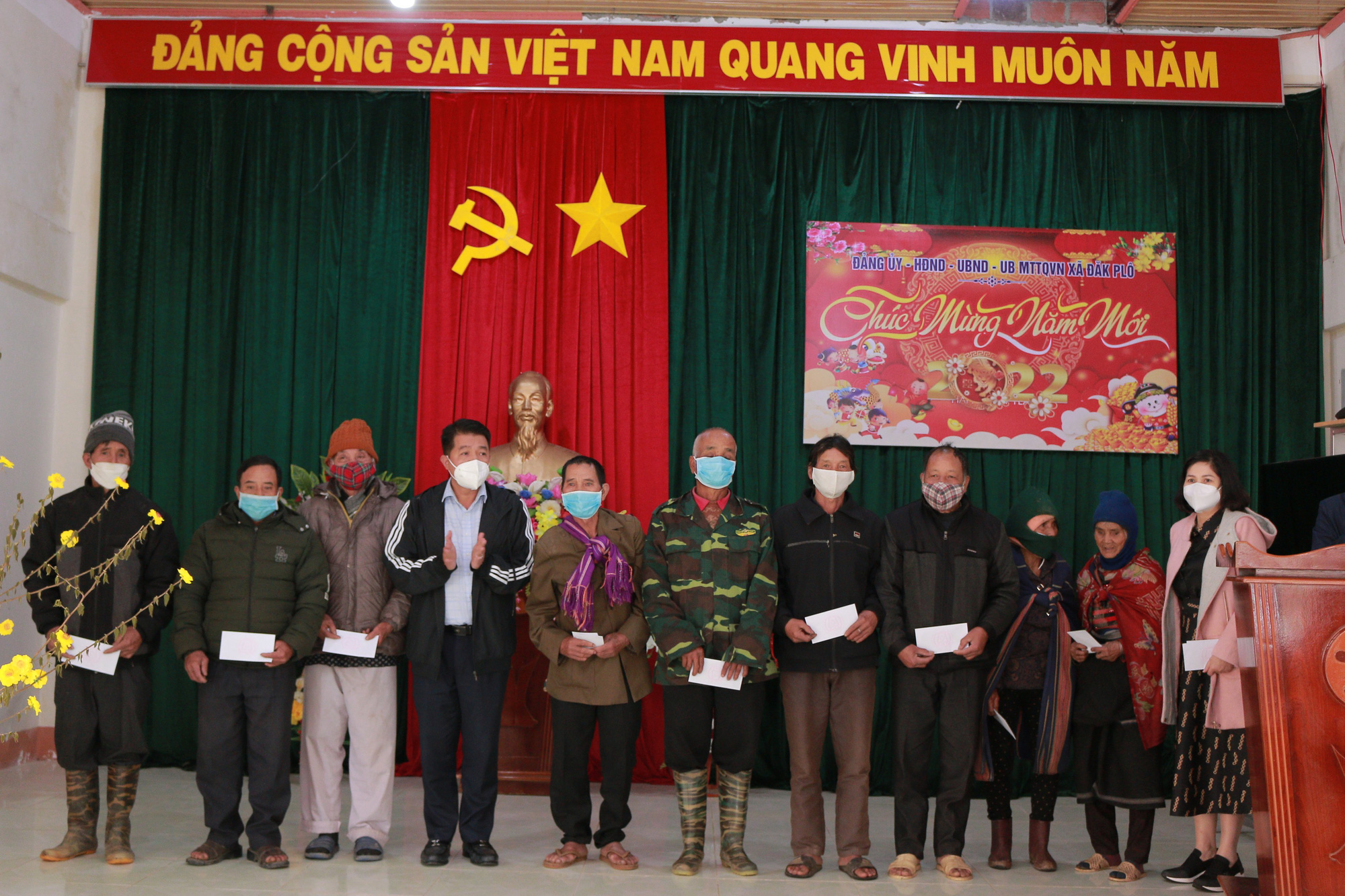 Tập đoàn Hùng Nhơn chia sẻ khó khăn, tặng quà tết cho hàng nghìn người nghèo các tỉnh Tây Nguyên - Ảnh 3.