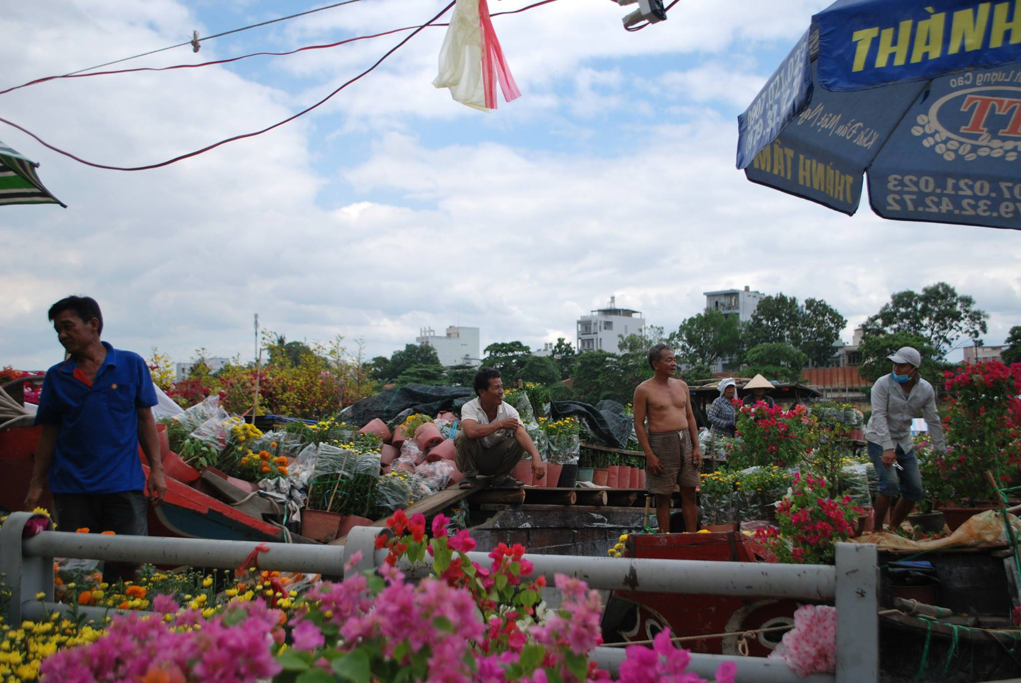 Chợ hoa xuân &quot;trên bến dưới thuyền&quot; - nét độc đáo của Tết Sài Gòn xưa và nay - Ảnh 1.