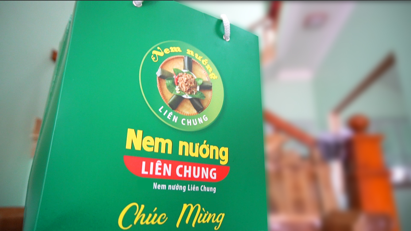 Bắc Giang: Thứ thịt trộn thính, gói lá chuối thành đặc sản đắt khách, mỗi ngày bán vài nghìn quả - Ảnh 3.