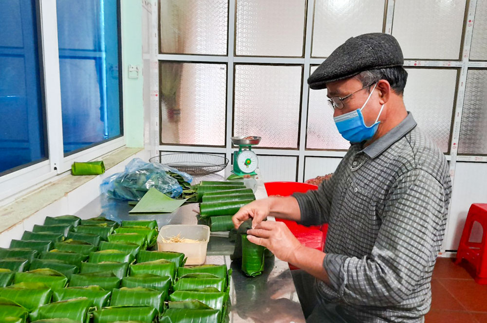 Bắc Giang: Thứ thịt trộn thính, gói lá chuối thành đặc sản đắt khách, mỗi ngày bán vài nghìn quả - Ảnh 1.