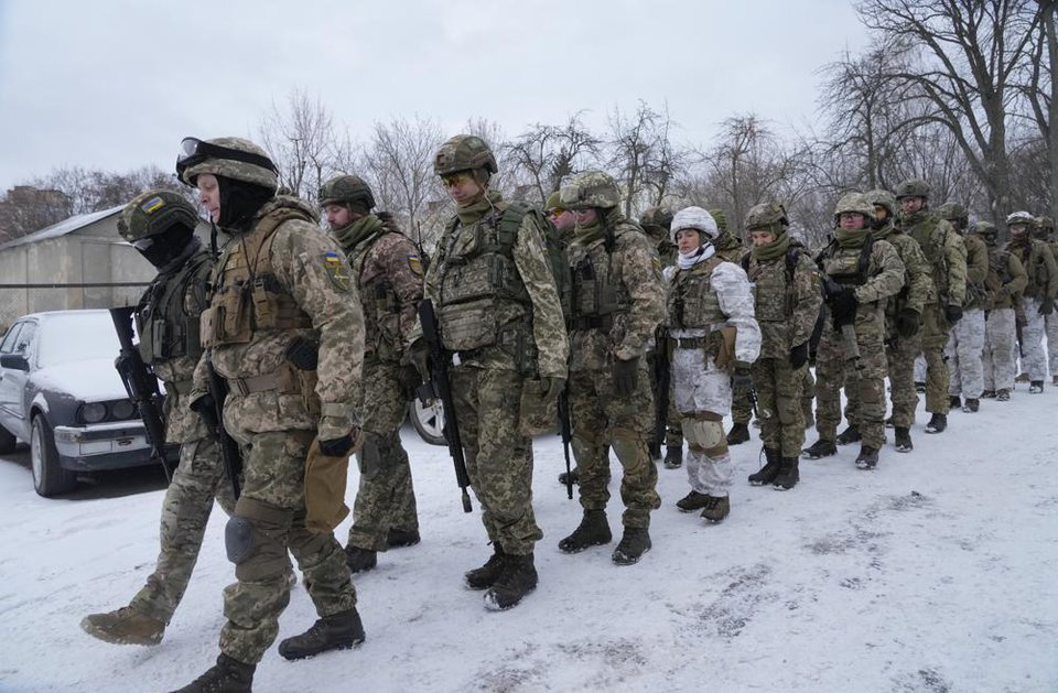 Người Ukraine tham gia quân đội để sẵn sàng đối phó Nga - Ảnh 3.