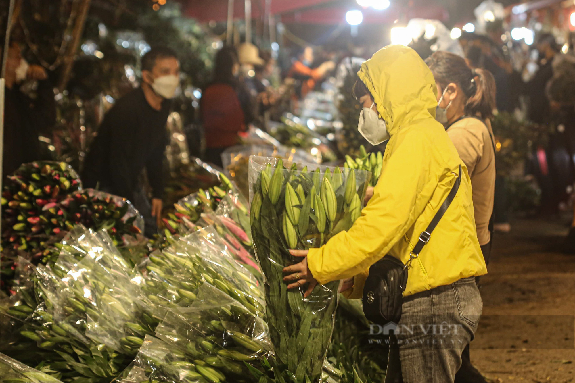 Chợ hoa đêm Quảng An nhộn nhịp những ngày giáp Tết Nhâm Dần 2022 - Ảnh 8.