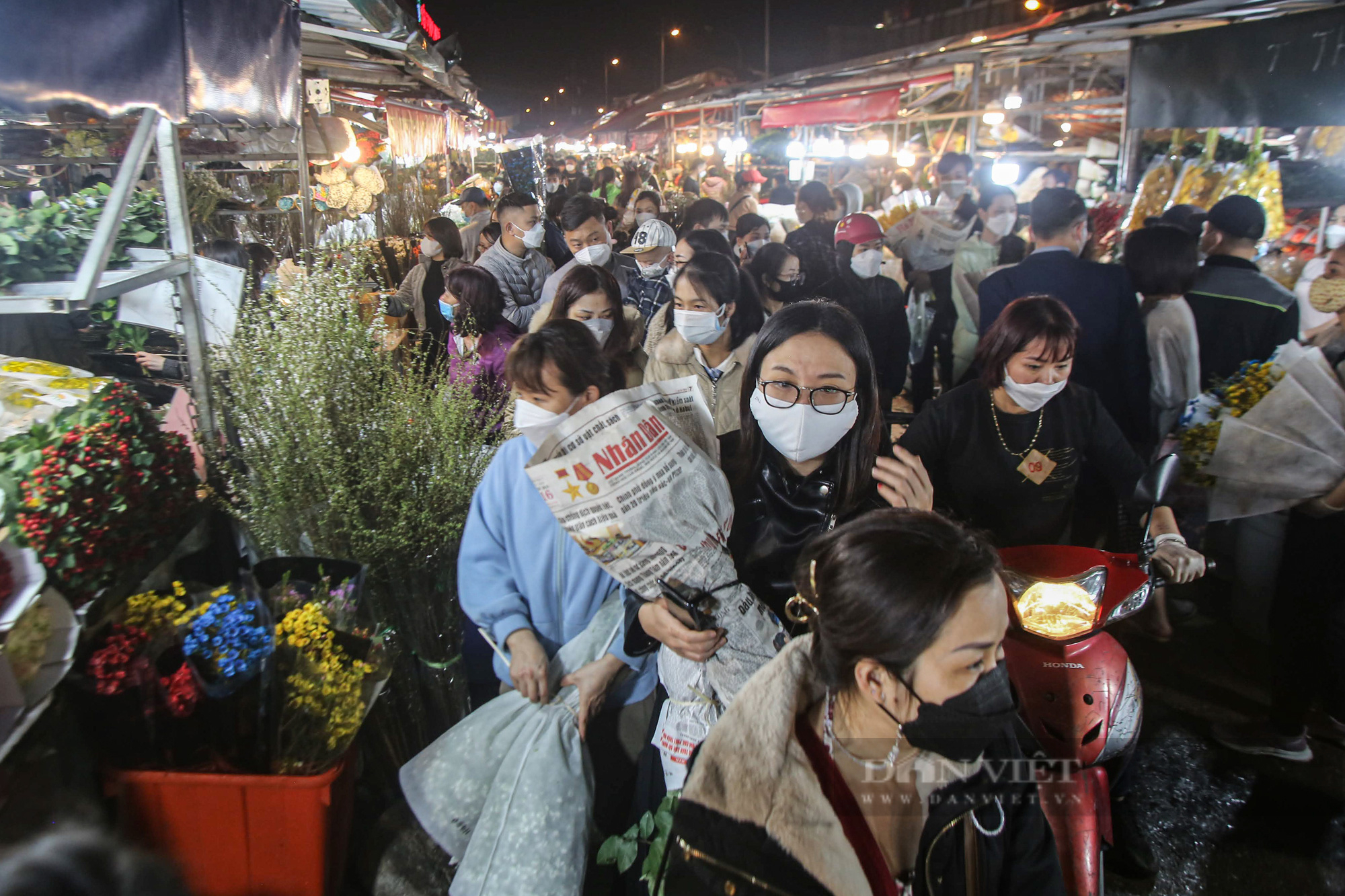Chợ hoa đêm Quảng An nhộn nhịp những ngày giáp Tết Nhâm Dần 2022 - Ảnh 3.