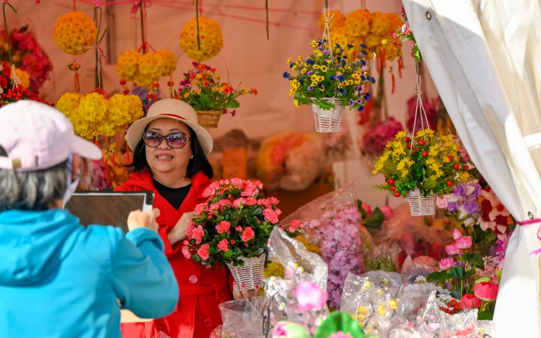 Người Việt tại Mỹ rủ nhau đi chợ hoa truyền thống tận hưởng không khí Tết Nguyên đán - Ảnh 8.