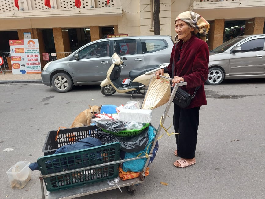 Chuyện về cụ bà 102 tuổi sống ở chân cầu Long Biên bán đàn chó trả tiền trọ ngày cuối năm - Ảnh 1.