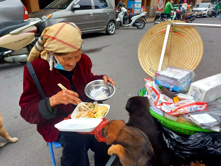 Chuyện về cụ bà 102 tuổi sống ở chân cầu Long Biên bán đàn chó trả tiền trọ ngày cuối năm - Ảnh 4.