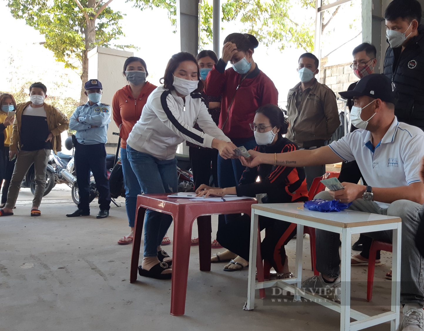 Đắk Lắk: Chủ đầu tư Cụm Công nghiệp Tân An hỗ trợ tiền cho công nhân bị doanh nghiệp nợ lương tháng 1 - Ảnh 3.