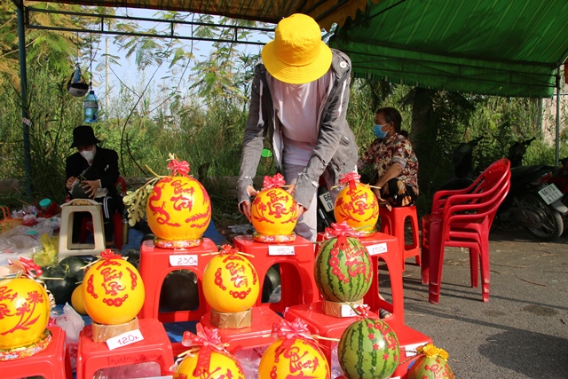 Tại sao giá loại trái cây Tết này tăng bất thường dù sản lượng cũng lớn như thanh long và bán nhiều cho Trung Quốc? - Ảnh 2.