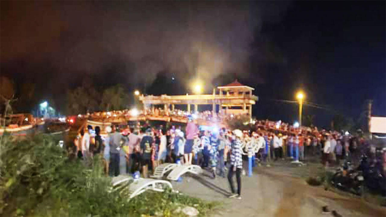 Điều tra nguyên nhân cháy hàng loạt nhà dân và tàu đánh bắt hải sản ở Kiên Giang - Ảnh 1.