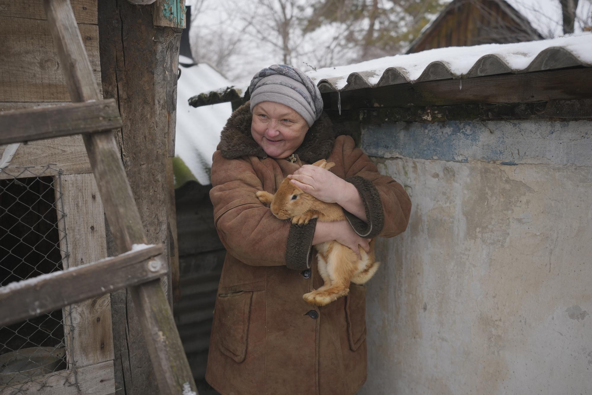 Ukraine: Ngôi làng nhỏ nơi tiền tuyến thấp thỏm lo sợ xung đột lớn hơn bùng nổ - Ảnh 4.
