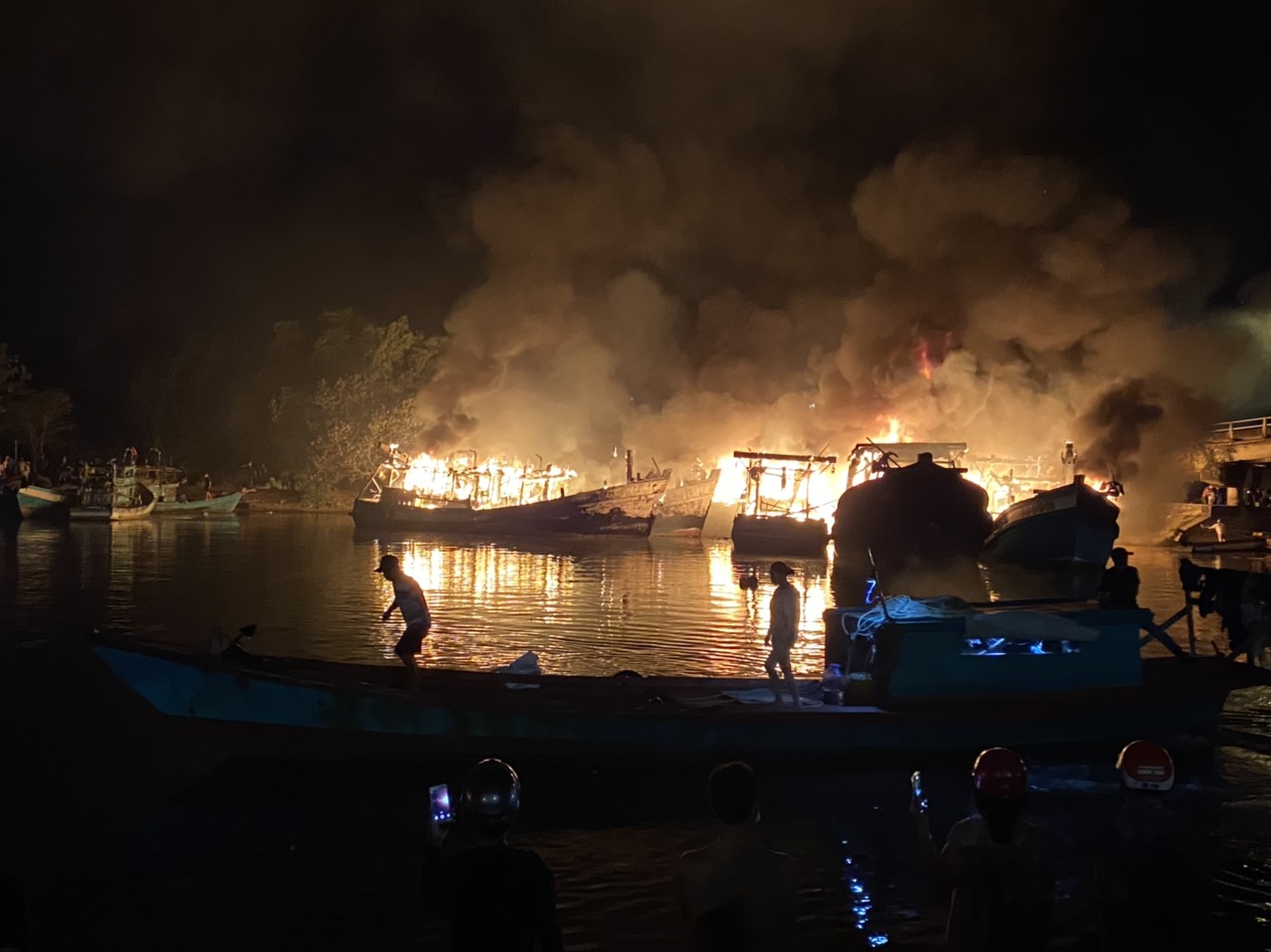Điều tra nguyên nhân cháy hàng loạt nhà dân và tàu đánh bắt hải sản ở Kiên Giang - Ảnh 2.