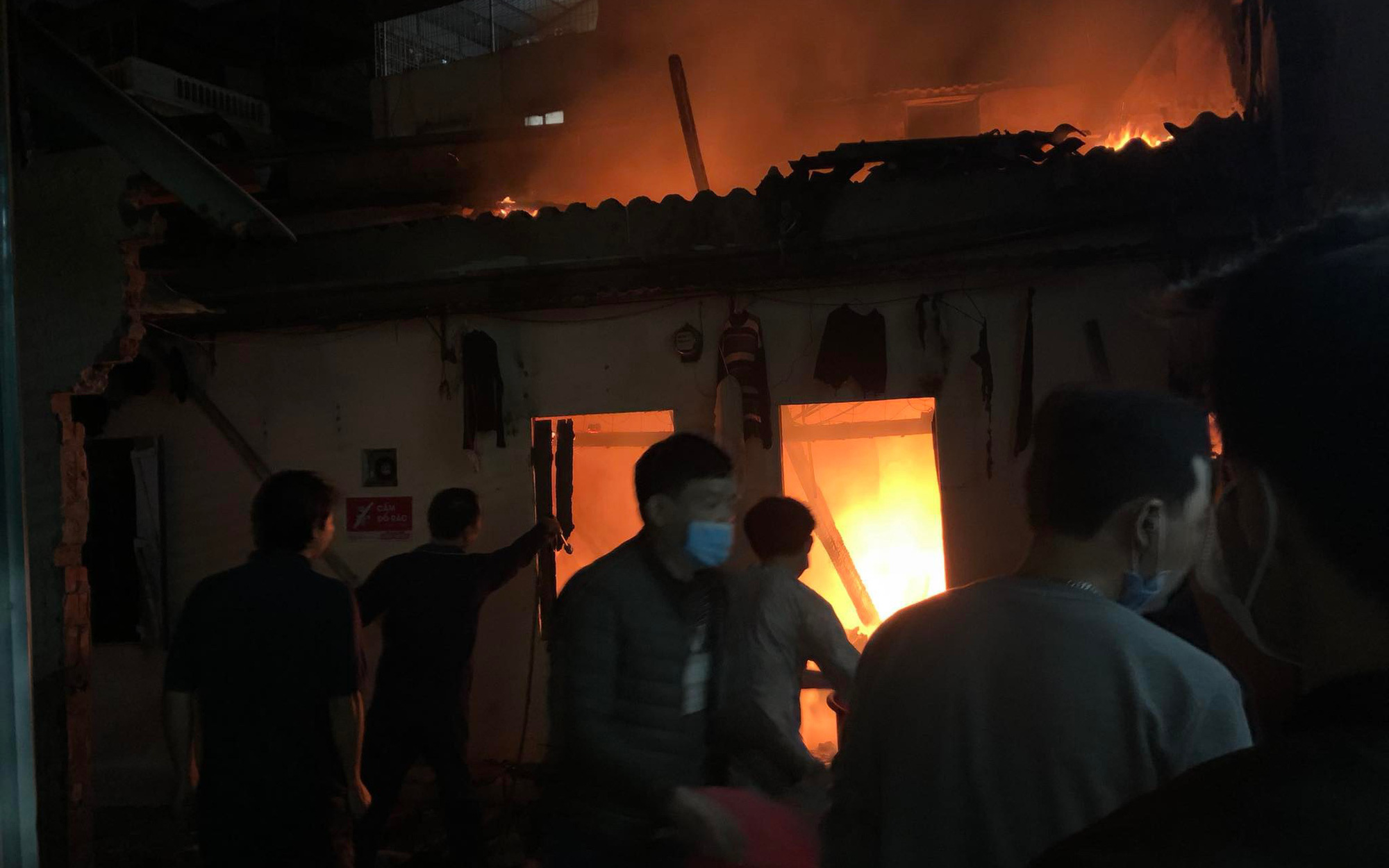 Nóng: Nổ cực lớn gây cháy nhà trọ ở Hà Nội, hàng chục người hoảng sợ tháo chạy